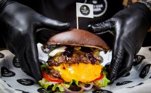 Black Star Burger откроется в центре Екатеринбурга вместо Pizza Mia