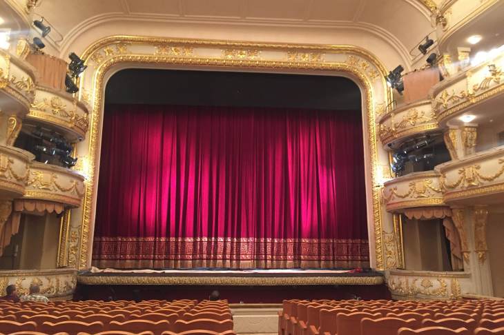 Театр оперы и балета представил новые занавесы ручной работы