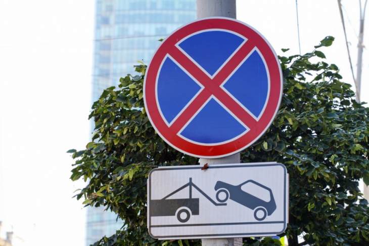 На ВИЗе запретят парковаться на улице Плотников