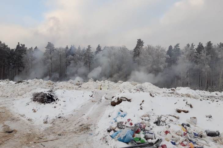 Спасатели проверили тлеющую свалку в Екатеринбурге