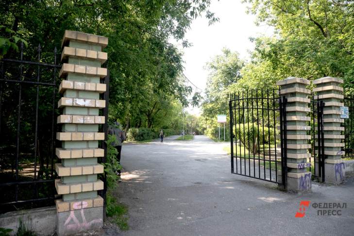 В Екатеринбурге горожане разрушают отреставрированный парк Зеленая роща