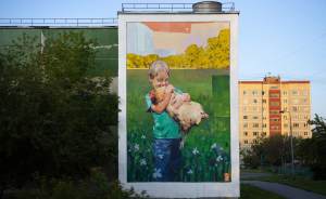 ​Арт-объект о детских воспоминаниях появился на здании в Екатеринбурге