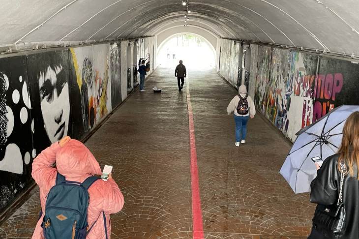 ​Художники начали создавать муралы в подземном переходе на Плотинке