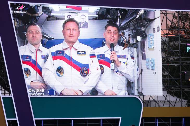 ​Уральские космонавты поздравили россиян с Днем Государственного флага