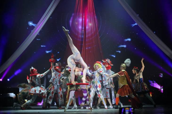 ​Театр вышел в город, а город зашел в театр: Свердловская музкомедия представила концерт-феерию к своему юбилею
