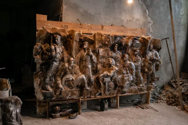 Уральский скульптор показал горельеф, который появится к 300-летию Екатеринбурга