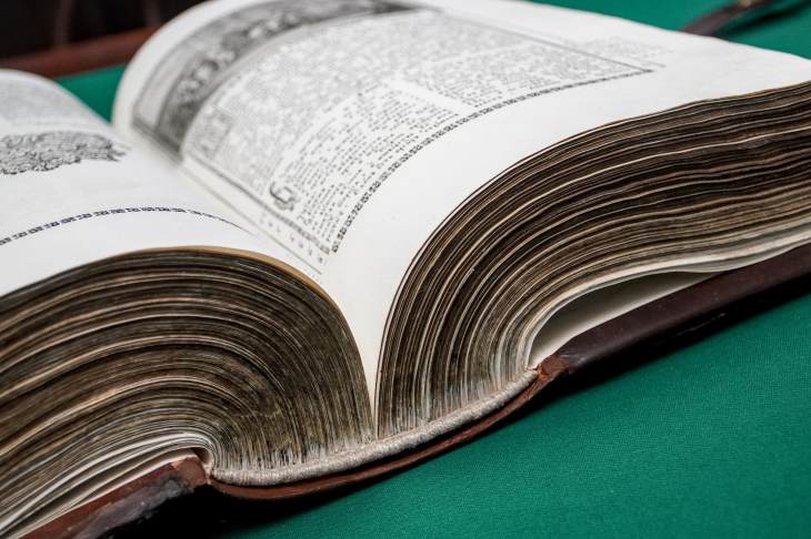 В Музей истории Екатеринбурга вернулась уникальная Елизаветинская Библия XVIII века