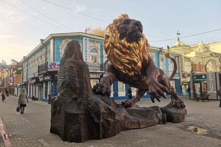 На Вайнера установили гигантскую статую в виде льва