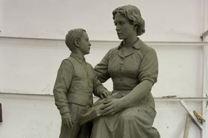 Первый памятник учителю установили в Екатеринбурге