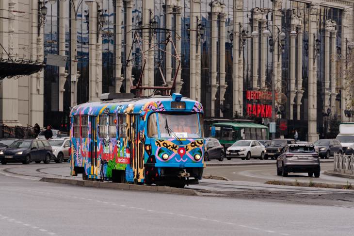 По улицам Екатеринбурга запустили арт-трамвай