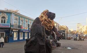 В Екатеринбурге появилась петиция против золотого льва на Вайнера
