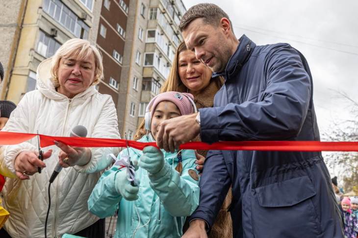 Депутат Алексей Вихарев выделил миллион на благоустройство школы в Екатеринбурге