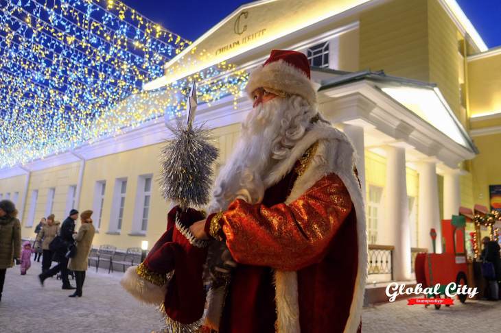 Автопробег с Дедом Морозом и Снегурочкой пройдет в Екатеринбурге