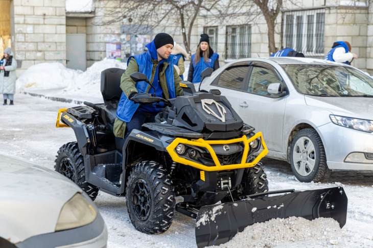 Алексей Вихарев вновь вышел на борьбу с последствиями снегопада в Екатеринбурге