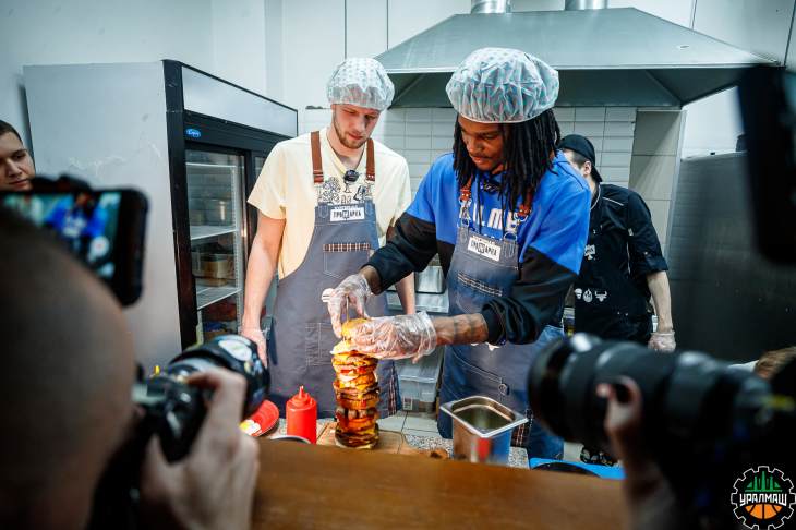 Баскетболисты Екатеринбурга приготовили гигантский бургер