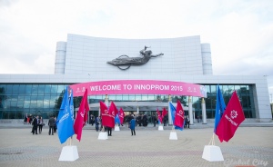 Рогозин, Мантуров и китайские артистки: фоторепортаж с церемонии открытия «Иннопрома - 2015»