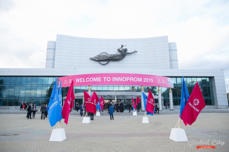 Рогозин, Мантуров и китайские артистки: фоторепортаж с церемонии открытия «Иннопрома - 2015»