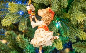 Герои произведений Чайковского предстали в виде елочных игрушек в Екатеринбурге