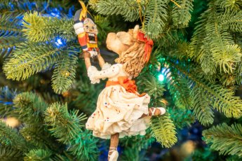 Герои произведений Чайковского предстали в виде елочных игрушек в Екатеринбурге