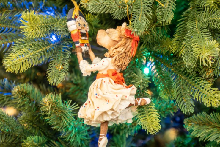Герои произведений Чайковского предстали в виде елочных игрушек в Екатеринбурге