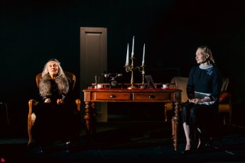 Безжалостный театр Алексея Янковского: почему на премьере «Дома» в Екатеринбурге зрителям пришлось выживать вместе с актрисами