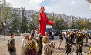 Гигантский Петрушка на улицах города: в Екатеринбурге открылся XIII фестиваль «Петрушка Великий»