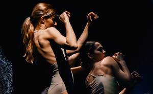 «От кожи к коже»: «Провинциальные танцы» покажут спектакль о прикосновениях