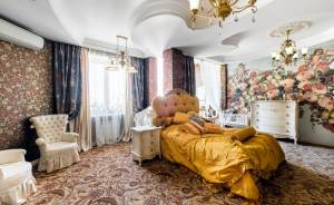 В центре Екатеринбурга продают квартиру с музейным интерьером