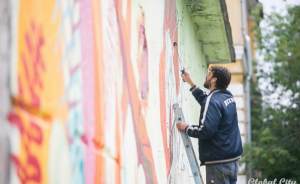 «Красный человечек», разрисованные «Роспечати» и покрашенная Площадь 1-й Пятилетки: что смотреть на «Стенограффии-2019»
