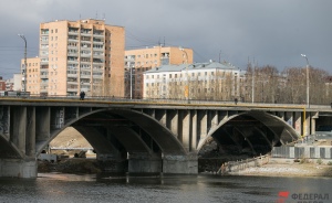 Екатеринбуржцы обсуждают «тело»  на Макаровском мосту
