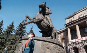 Как город Е карантин переживал: возложение цветов к памятнику Жукову