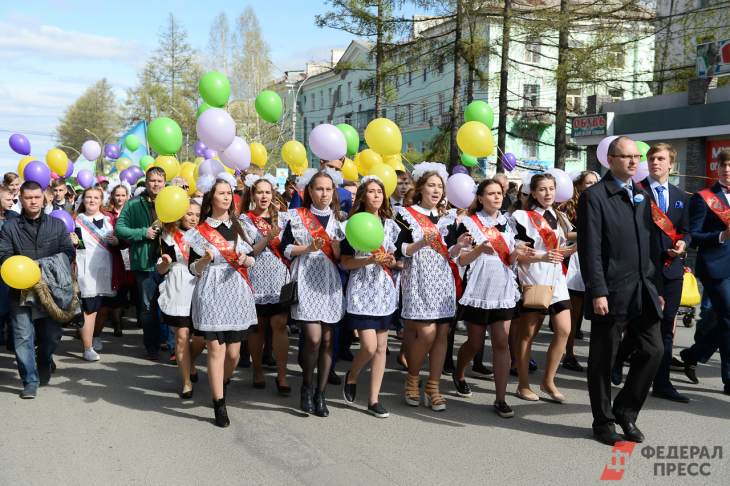 Школьники Екатеринбурга просят губернатора перенести выпускные на август
