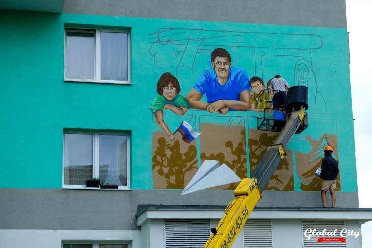 В Екатеринбурге появилось третье граффити про борьбу с коронавирусом