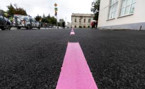На центральных улицах Екатеринбурга появилась фиолетовая разметка