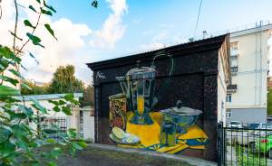 «Натюрморт с чайником и лимоном» появился в одном из дворов Екатеринбурга