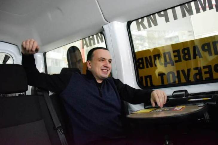 ​Политик Дмитрий Ионин рассказал УралПолит.Ru, как снимает стресс в караоке