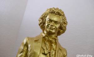 ​В Екатеринбурге поселилась золотистая скульптура Бетховена