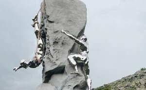 ​На перевале Дятлова появилась скульптуру в память о туристах