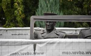 ​В Екатеринбурге установили новый памятник маршалу Жукову