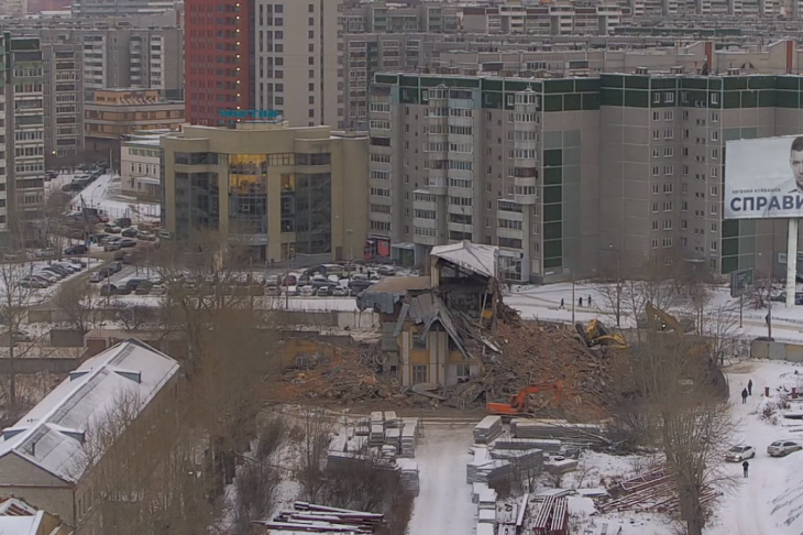 ​В Екатеринбурге снесли здание аэровокзала Уктус