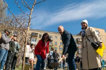 ​В Екатеринбурге высадили яблоневый сад на Аллее туризма