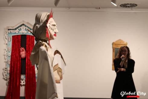 ​Люди из ткани и летающая девушка: выставка-перформанс уральской художницы открылась в Екатеринбурге