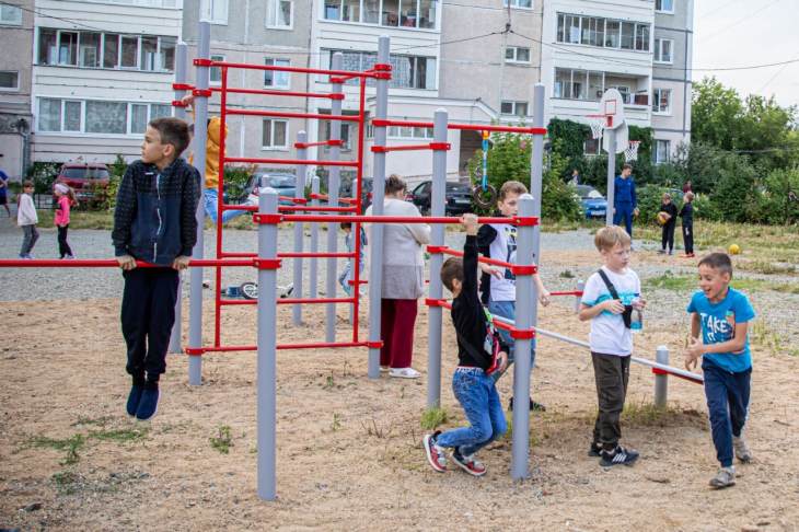 ​Жители Екатеринбурга нашли способ благоустроить детскую площадку во дворе жилого дома