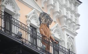 На балконе «Европы» появился арт-объект с головой льва и телом человека