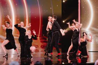 ​Революция в «НОВЫХ ТАНЦАХ-2»: как танцовщики из Екатеринбурга завоевали любовь судей и что происходит за сценой шоу