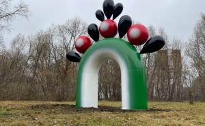 ​В екатеринбургском парке появился портал в будущее от уральского художника