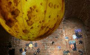 ​Гигантская луна, говорящий город и уральский характер: три выставки открыли в галерее «Синара Арт»