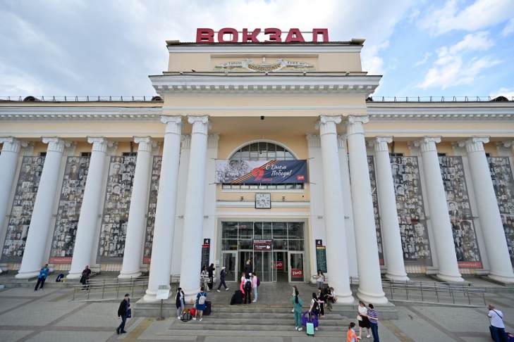 ​Портреты героев Великой Отечественной войны разместили на здании вокзала в Екатеринбурге