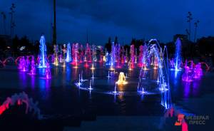 ​На Плотинке запустили фонтаны с подсветкой и музыкой