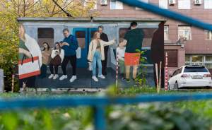 ​В Екатеринбурге появился арт-объект в виде вагона метро с пассажирами